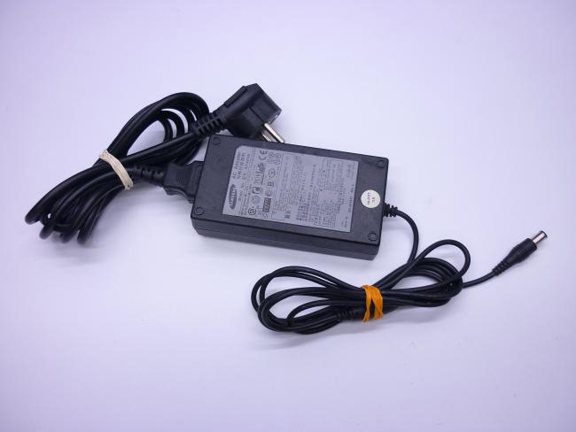 Монитор 24" Samsung S24B350BL царапины 