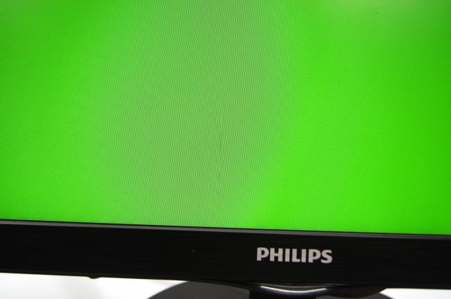 Монитор 21.5" Philips 223V5L царапина