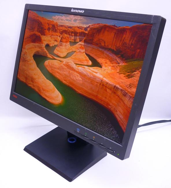 Монитор 19" Lenovo ThinkVision LT1952p царапины