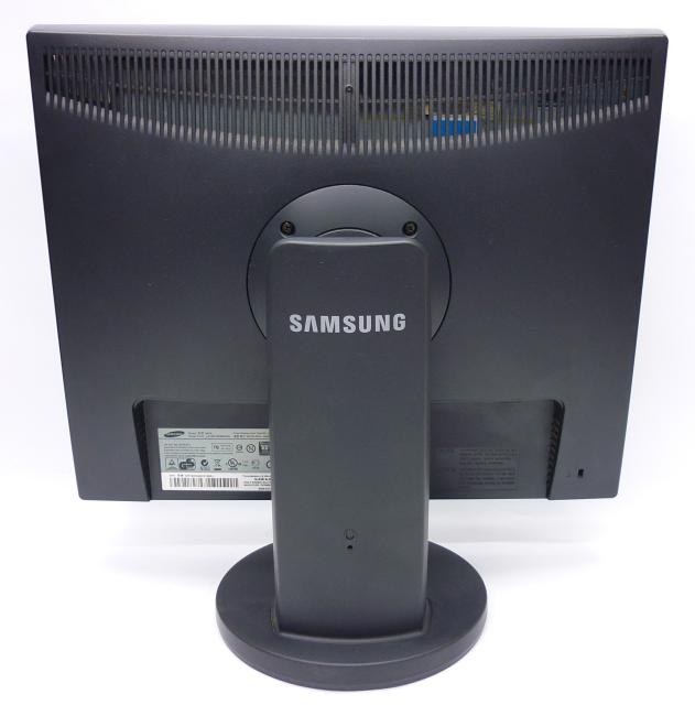 Монитор 19" Samsung SyncMaster 943N царапина